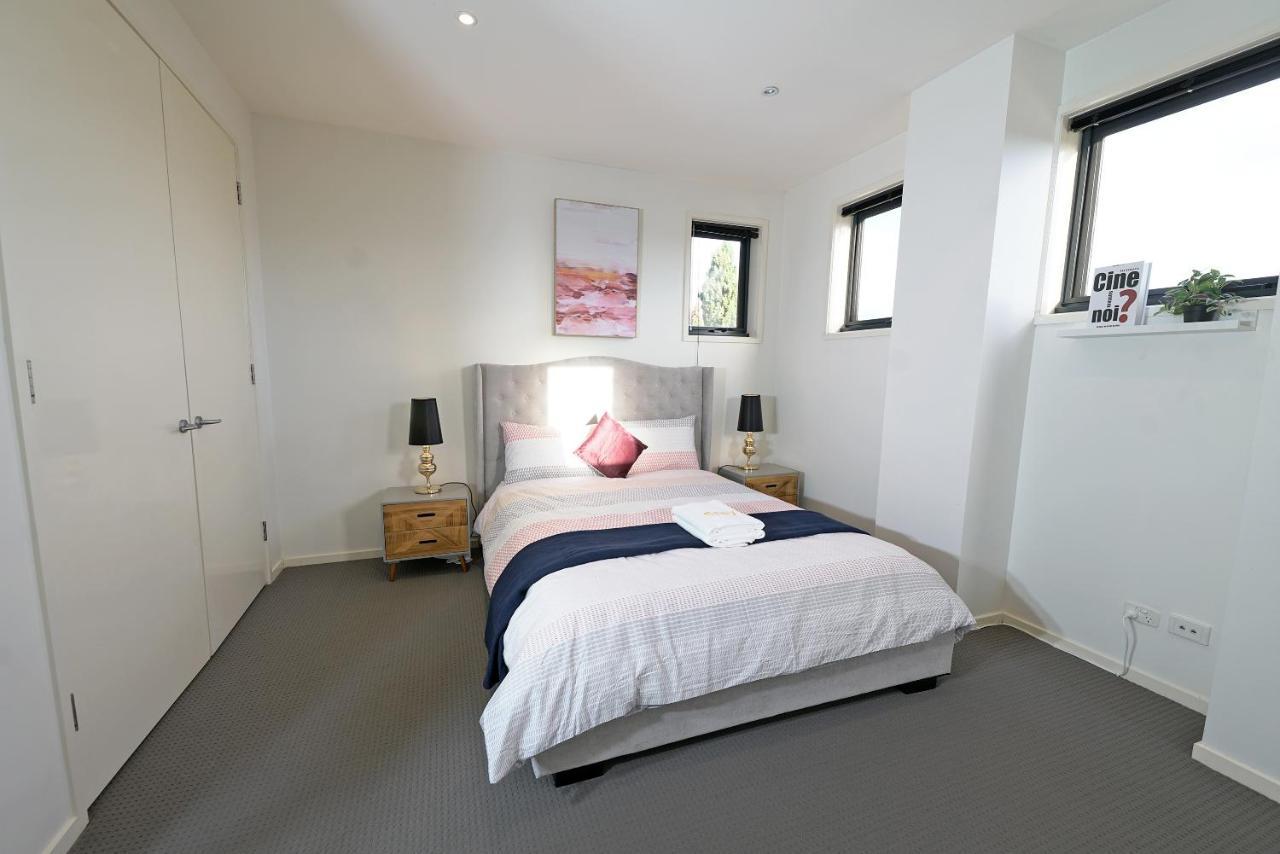 Luxury 7Brm Entire House Lakeview Blackswans Wifi Bbq Resort Point Cook Buitenkant foto